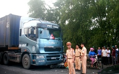 Sang đường, hai vợ chồng bị container cán tử vong