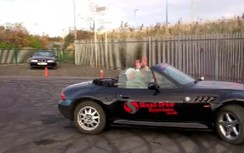 Choáng cảnh cụ bà 82 tuổi biểu diễn màn "đốt lốp" siêu xe