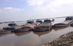 Ùn tắc tàu thuyền do nước sông Hồng xuống thấp