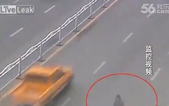 Cô gái xinh đẹp lao đầu vào xe bus tự tử nhưng không chết