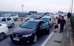 Hà Nội: 5 ô tô đâm nhau trên đường trên cao