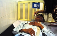 Kinh hoàng giây phút xe tải cày nát hông xe khách