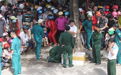 Người hiếu kỳ xem... thùng carton gây tắc đường nghiêm trọng
