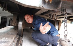 Những người cả ngày lom khom dưới gầm tàu hỏa