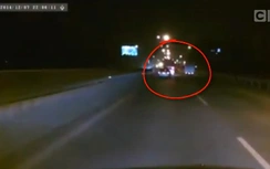 Xe khách vượt ẩu tạt vỡ đầu taxi trên cao tốc