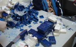 Bắt cụ bà 71 tuổi mang 9 bánh heroin