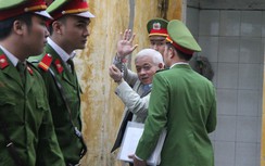 Giây phút rời tòa nhiều cảm xúc của "bầu" Kiên và các bị cáo