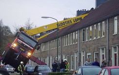 Làm sập nhà hàng xóm vì thuê cần cẩu cầu hôn bạn gái