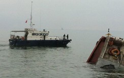 Cứu được 2 thủy thủ vụ chìm sà lan nghìn tấn