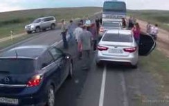 Mải "hóng" tai nạn, xe ô tô bị đâm nát vụn