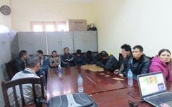 Lái xe rủ nhau đánh bạc ăn tiền bằng... Galaxy Note II