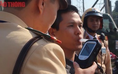 Xem CSGT mềm mỏng, khôn khéo buộc 'ma men' đo nồng độ cồn