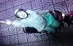 Thanh niên dùng gậy ăn trộm 4 bóng đèn chỉ trong 2 phút