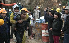 Thưởng nóng 100 triệu đồng cho đội thợ đào lò cứu 12 công nhân