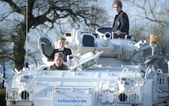 Sửng sốt cảnh ông bố đưa con đi học bằng xe tăng quân sự