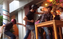 "Phe chú rể" đánh nhà gái nhập viện vì... tranh hát