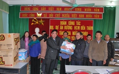 Tặng 1.000 bộ quần áo ấm cho người nghèo