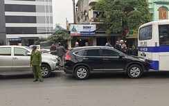 2 vụ va quệt nhẹ, ngã ba cầu Trắng ùn tắc nặng