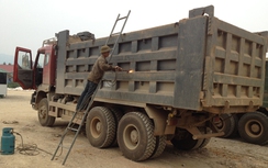 Buộc cắt thùng tại chỗ 2 xe Howo chở đất trốn trạm
