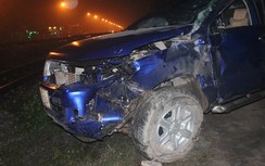 Cắt đầu tàu hỏa, 2 người trên xe bán tải nguy kịch