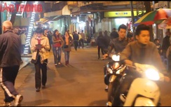 Lạ lùng vào phố đi bộ "chết khiếp" vì sợ... xe máy đâm