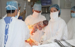 Đón trẻ sơ sinh đầu tiên của năm 2015 tại BV Phụ sản TƯ