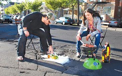 Dùng nghệ thuật xóa ổ gà, ổ voi