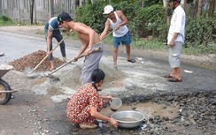 Nông dân bỏ tiền túi "vá đường"