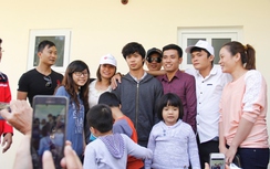 Công Phượng bị du khách vây dịp Tết Dương lịch