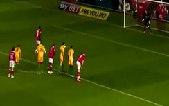 Cựu sao Arsenal sút penalty khiến đối thủ "phát điên"