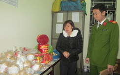 Tạm giữ đối tượng vận chuyển pháo lậu bằng xe máy