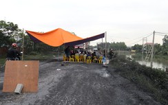 Dựng lều, xếp đá chặn xe phá đường, gây ô nhiễm