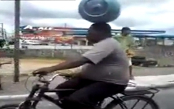 Rùng mình cảnh người đàn ông đạp xe chở bình gas ... bằng đầu