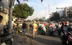 Người đàn ông gục chết khiến giao thông ùn tắc