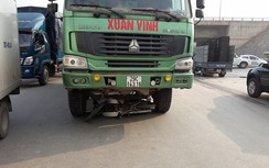 Xe máy bị cuốn vào gầm xe tải, lái xe bất tỉnh