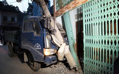 Xe tải trốn đăng kiểm húc đổ cột điện, đâm vào nhà dân