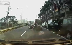 Đâm vào cửa xe mở, đôi nam nữ bị ô tô khác cán qua người