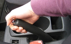 Cách giảm tốc độ an toàn khi ô tô đang di chuyển