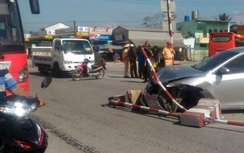 Ô tô nổ lốp, tài xế mất lái đâm sập dải phân cách