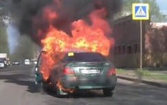 Lái xe hút thuốc, ô tô bốc cháy nghi ngút