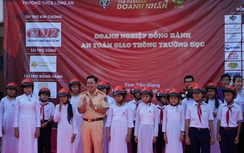 Tặng 2.000 mũ bảo hiểm cho học sinh 2 tỉnh Tiền Giang, Bến Tre