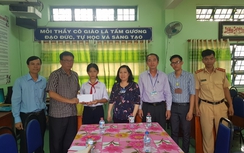 Báo Giao thông trao quà cho học sinh khó khăn tại TP.HCM