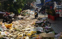 Hoa ế, hoa thối chất thành "núi rác" ở TP.HCM trong chiều 30 Tết