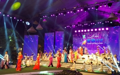 Hàng ngàn người đến khai mạc lễ hội Áo dài tại TP. HCM