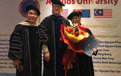 Vợ chồng ông ‘Dũng Lò Vôi’ nhận bằng tiến sĩ danh dự