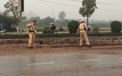 CSGT dọn cả trăm mét bùn đất trên QL32