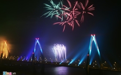 Chiêm ngưỡng màn pháo hoa đẹp mắt từ cầu Nhật Tân