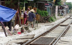 Mải nói chuyện, 2 người đàn ông bị tàu hỏa tông thiệt mạng