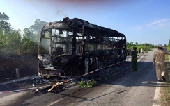 Xe khách cháy rụi, 46 hành khách thoát chết