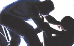 Bố bịt miệng, hiếp dâm con gái trong đêm